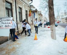 Уборка на камеру. Как молдавские телеканалы освещали флешмоб партии Шора перед офисом Санду