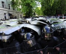 Бить по сему: обвиняемых в насильственных действиях против полиции 24 апреля арестовали на 30 суток