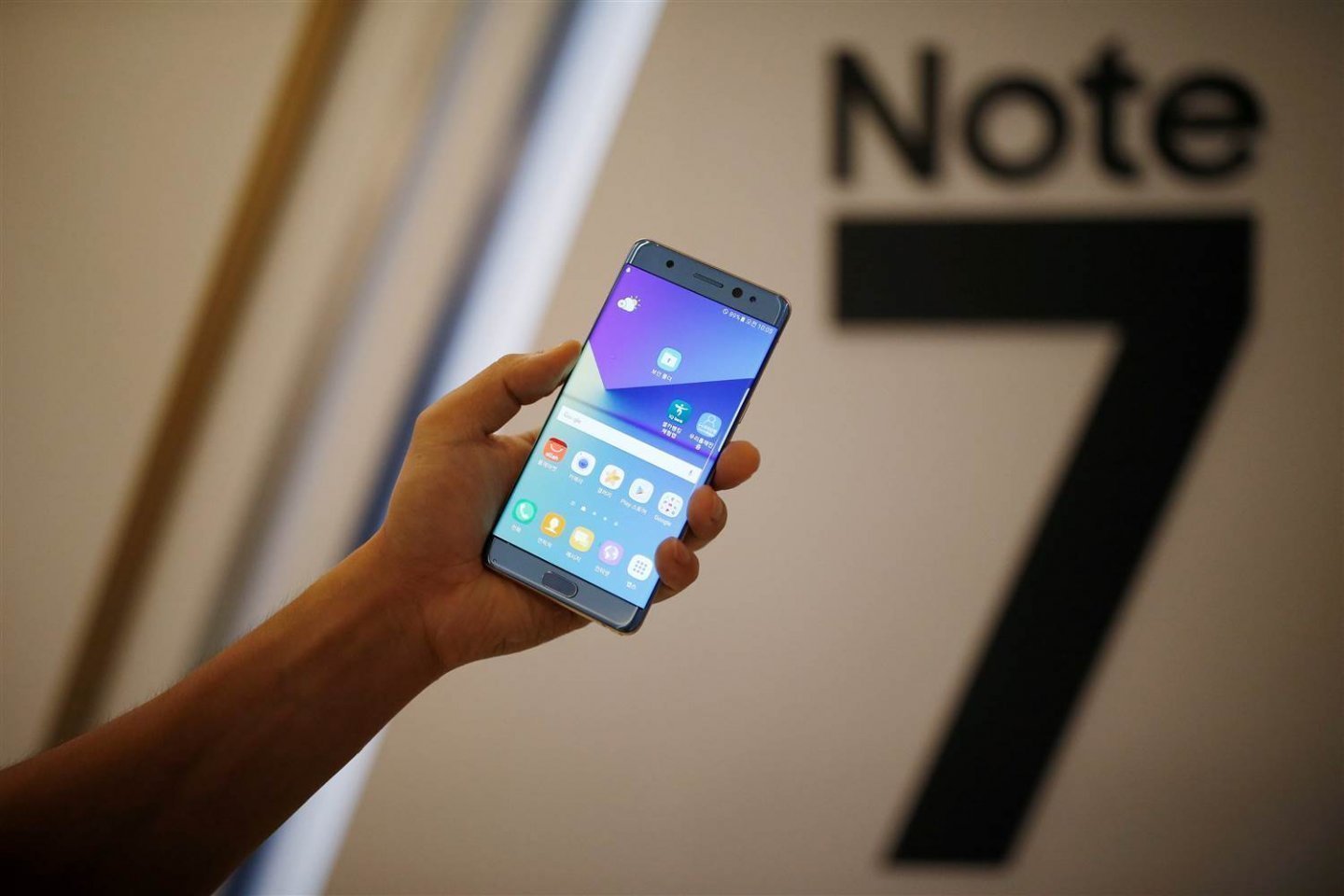 Samsung назвала причины возгорания Galaxy Note 7 - NewsMaker