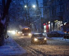 Дорожная полиция предупредила водителей о снегопаде и плохой видимости на дорогах