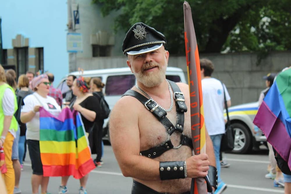 Хохлы парад. Украинский боевой педераст. Украина гомосексуализм. Хохлы на параде.