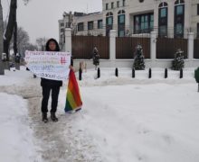 Первый открытый гей Гагаузии пикетирует посольство России. Чего он требует?