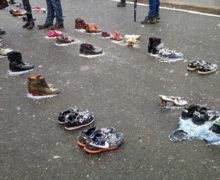Зачем на главную площадь Кишинева принесли старую обувь? Спойлер — это протест