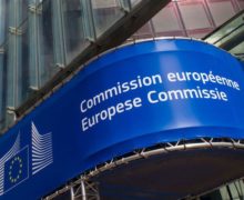 Еврокомиссия назвала отставку правительства «тревожным сигналом»