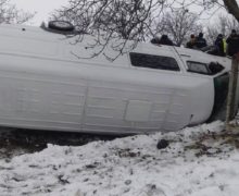 На трассе Тараклия—Кагул перевернулся автобус. Пострадал один человек