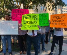 «Молдова, соблюдай права человека». У молдавских дипмиссий в США прошли протесты в поддержку учителей лицея Orizont