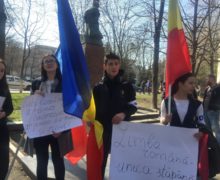 «Вы уверены, что в школах Румынии изучают историю румын?» Как прошел протест унионистов против инициатив Додона