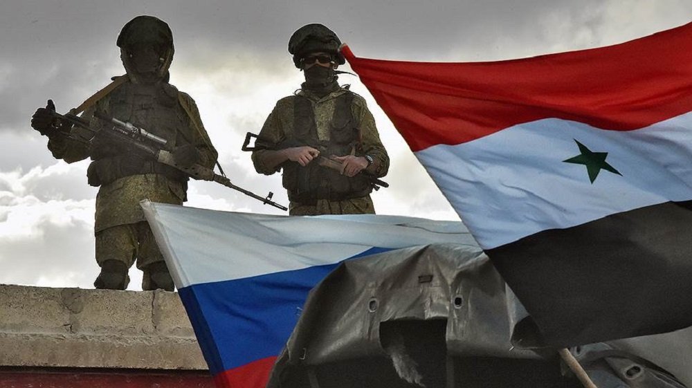 Россия сирия почему. Российские войска в Сирии. Русские солдаты в Сирии. Русский солдат с флагом. Военные флаги.