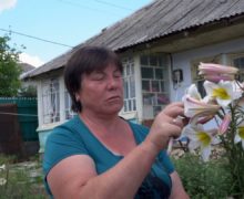 «Мы — маленькие люди и должны работать». История пенсионерки, нелегально продающей черешню и цветы в центре Кишинева