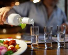 В Японии ищут способы склонить молодежь пить алкоголь. Власти даже объявили конкурс