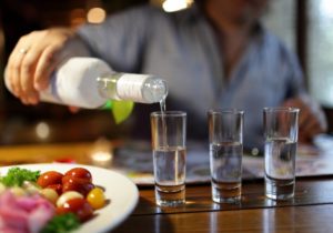 В Японии ищут способы склонить молодежь пить алкоголь. Власти даже объявили конкурс