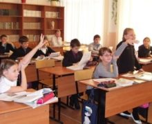 Învață mai bine decât acum trei ani, dar rămân în urmă față de alte țări. Studiu asupra performanței elevilor din Moldova