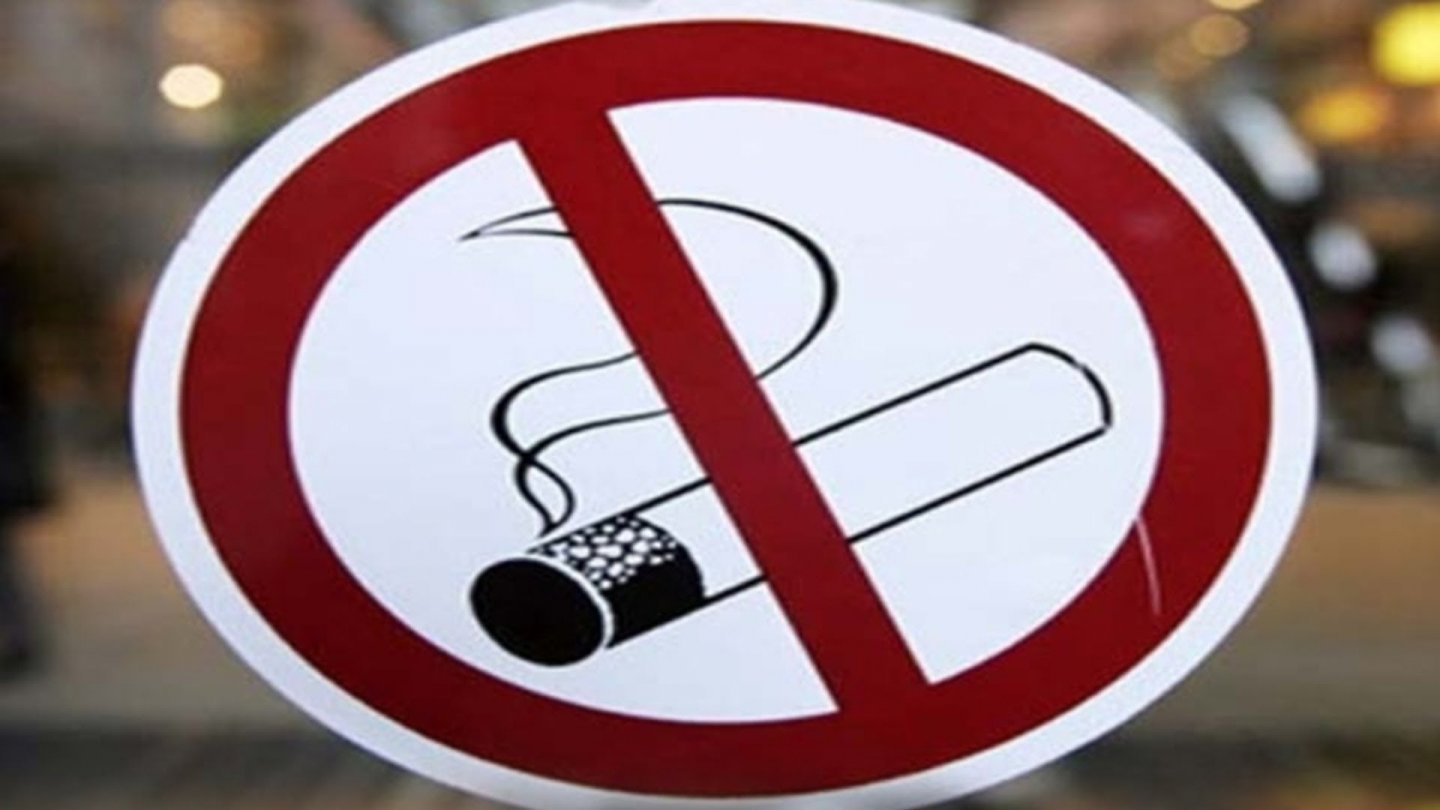 Запрет сигарет в россии. Курение запрещено. Курение в общественных местах. Запрет курения в общественных местах. Знак о запрете курения в общественных местах.