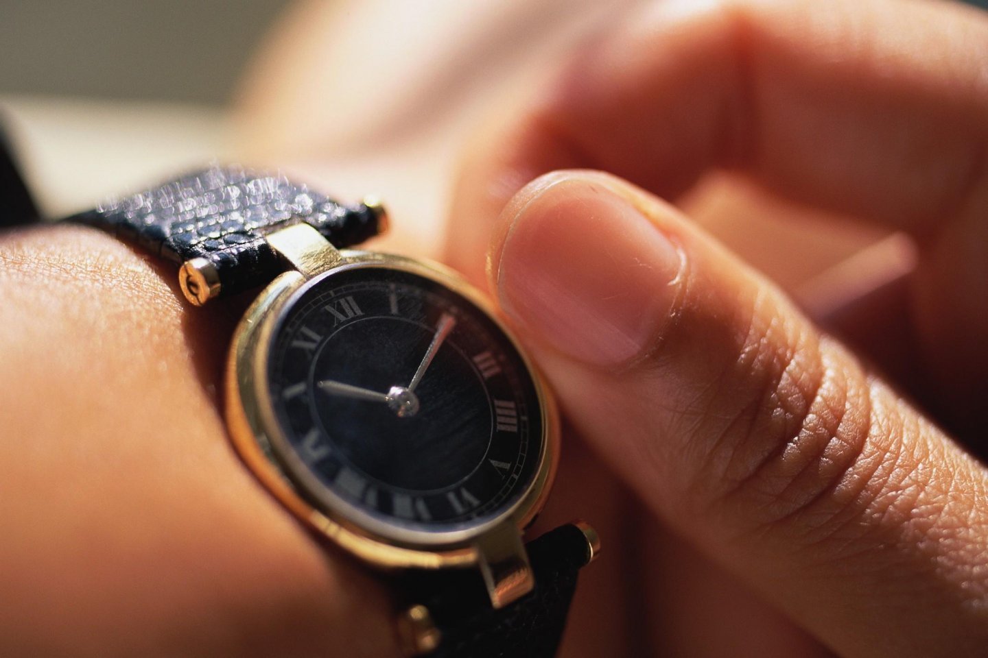 Часы в подарок мужчине почему нельзя. Часы на руке. Наручные часы на руке. Красивые часы на руку. Рука с часами.