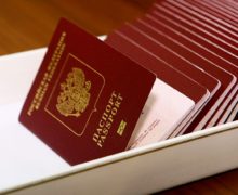 (ФОТО) В Киеве россиянин нарисовал в своем паспорте флаг Украины и отказался возвращаться в Россию