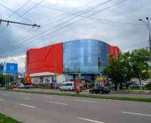 UPDATE Alerta cu bombă de la un mall din Chișinău, falsă: Un pachet suspect, distrus de oamenii legii