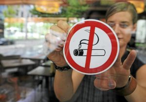 Курение электронных сигарет запретят на террасах и остановках. Минздрав подготовил поправки в закон «О контроле над табаком»