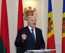 Лукашенко поздравил Санду с победой на выборах президента