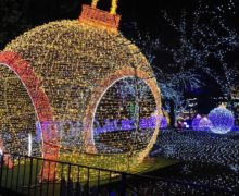 (ВИДЕО) В центре Кишинева открылась рождественская ярмарка. На новогодней елке зажигают огни