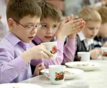 «Питание детей должно быть здоровым, а не экономичным». Почему в школах Кишинева подорожало питание?