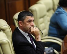 Депутат-демократ Александр Ботнарь решил сдать свой мандат. В Хынчештах пройдут довыборы в парламент