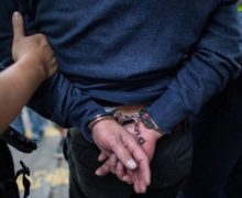 (ВИДЕО) В Кишиневе задержали мужчину, который обещал повлиять на сотрудников полиции и «урегулировать» жалобу