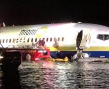 Во Флориде пассажирский Boeing упал в реку при посадке