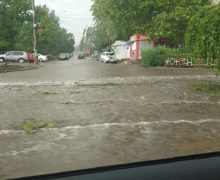 Как дождь затопил улицы Кишинева. В 3 видео