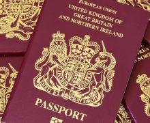 В Великобритании начали выдавать новые паспорта без упоминания ЕС