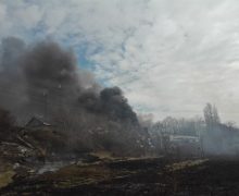 Как в Кишиневе загорелся склад металлолома, и как пожарные потушили огонь. В 10 фото