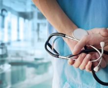 Минздрав обещает осенью повысить зарплату врачам