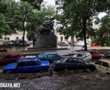 В Одессе ливень размыл дороги, а по пригороду пронесся мощный смерч. В одном видео и 6 фото