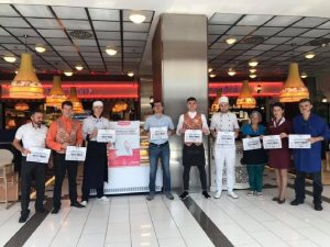 «Хотим НДС 10%». Как в Кишиневе рестораторы протестовали против повышения налога. В 10 фото