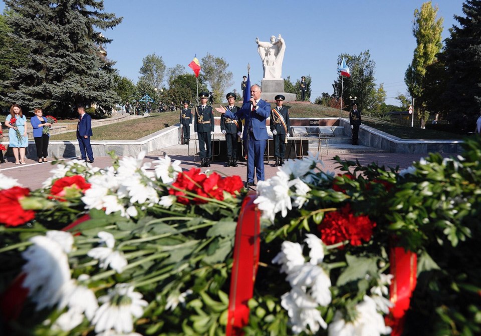Правительство отмечает День памяти жертв тоталитарных режимов. Додон поздравляет Комрат с освобождением от фашистов