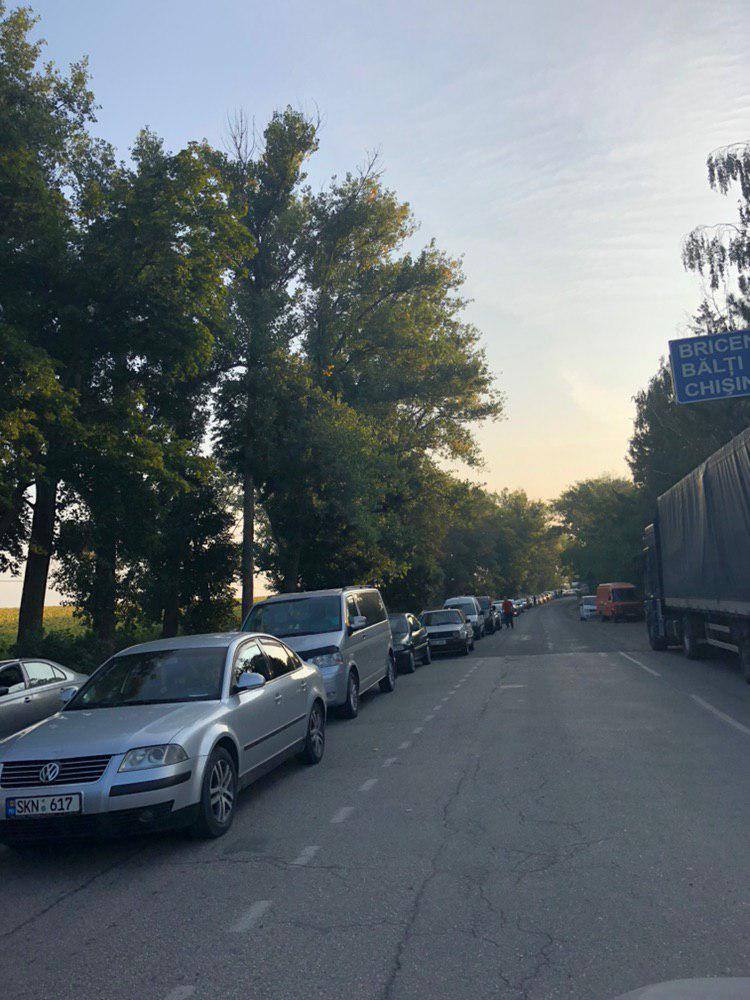 Жители Молдовы едут на каникулы. Что происходит на границе с Украиной. В 6 фото