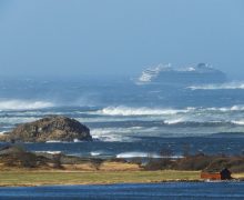 У берегов Норвегии терпит бедствие круизный лайнер. Спасатели эвакуируют пассажиров