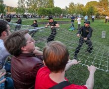 Как в Екатеринбурге столкнулись сторонники и противники строительства православного храма. В двух видео