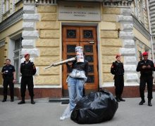 Мэрию Кишинева смешали с отходами. Фоторепортаж с экопротеста OccupyGuguță