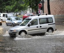 В Молдове синоптики продлили желтый код метеоопасности из-за грозовых дождей