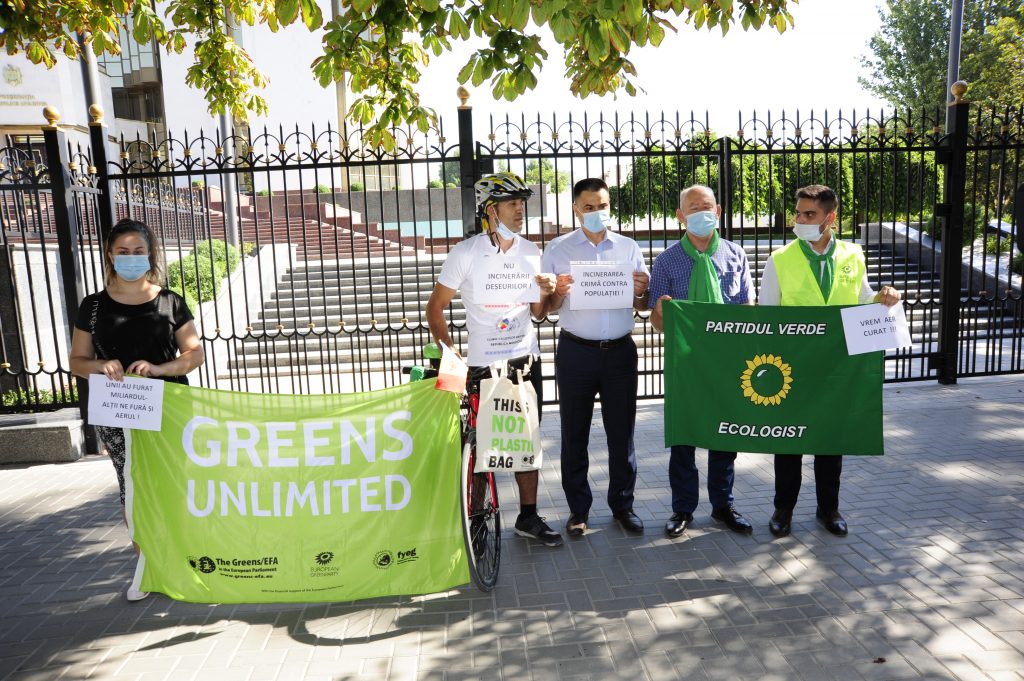 Как Зеленая экологическая партия протестовала против законопроекта, разрешающего сжигать мусор. В 5 фото