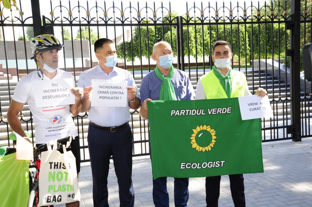 Как Зеленая экологическая партия протестовала против законопроекта, разрешающего сжигать мусор. В 5 фото