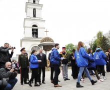 Брендированный хлеб. Демократы раздавали ветеранам хлеб с партийной символикой. В одном фото