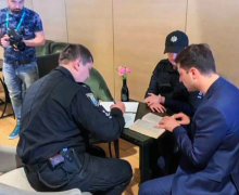 Зеленскому грозит штраф за незаконную агитацию. Он показал журналистам свой бюллетень для голосования