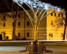 В Кишиневе устанавливают второе «дерево» из солнечных панелей