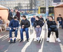 У здания ЦИК Украины собираются сотни молодых людей. Что-то намечается?