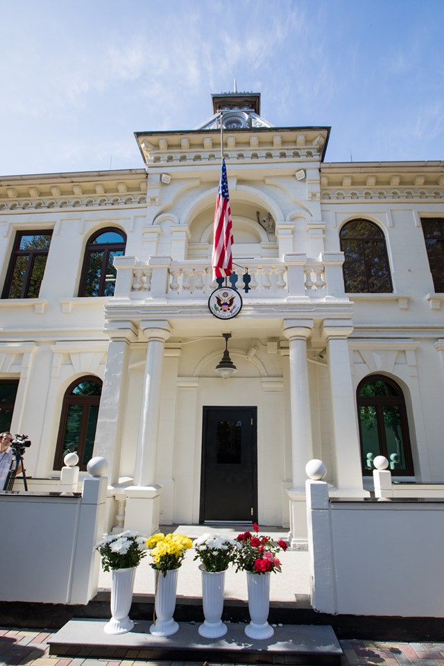 Санду и Нэстасе возложили цветы к посольству США в память жертв терактов 11 сентября 2001 года