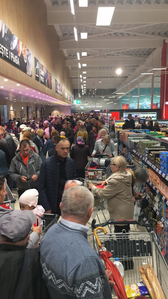 В Kaufland выстроились очереди. Как кишиневцы «штурмовали» магазины немецкого ритейлера