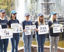 «Новый учебный год без коррупции!». В Кишиневе школьники устроили флэшмоб против взяток в системе образования