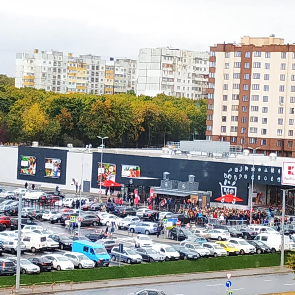 В Kaufland выстроились очереди. Как кишиневцы «штурмовали» магазины немецкого ритейлера