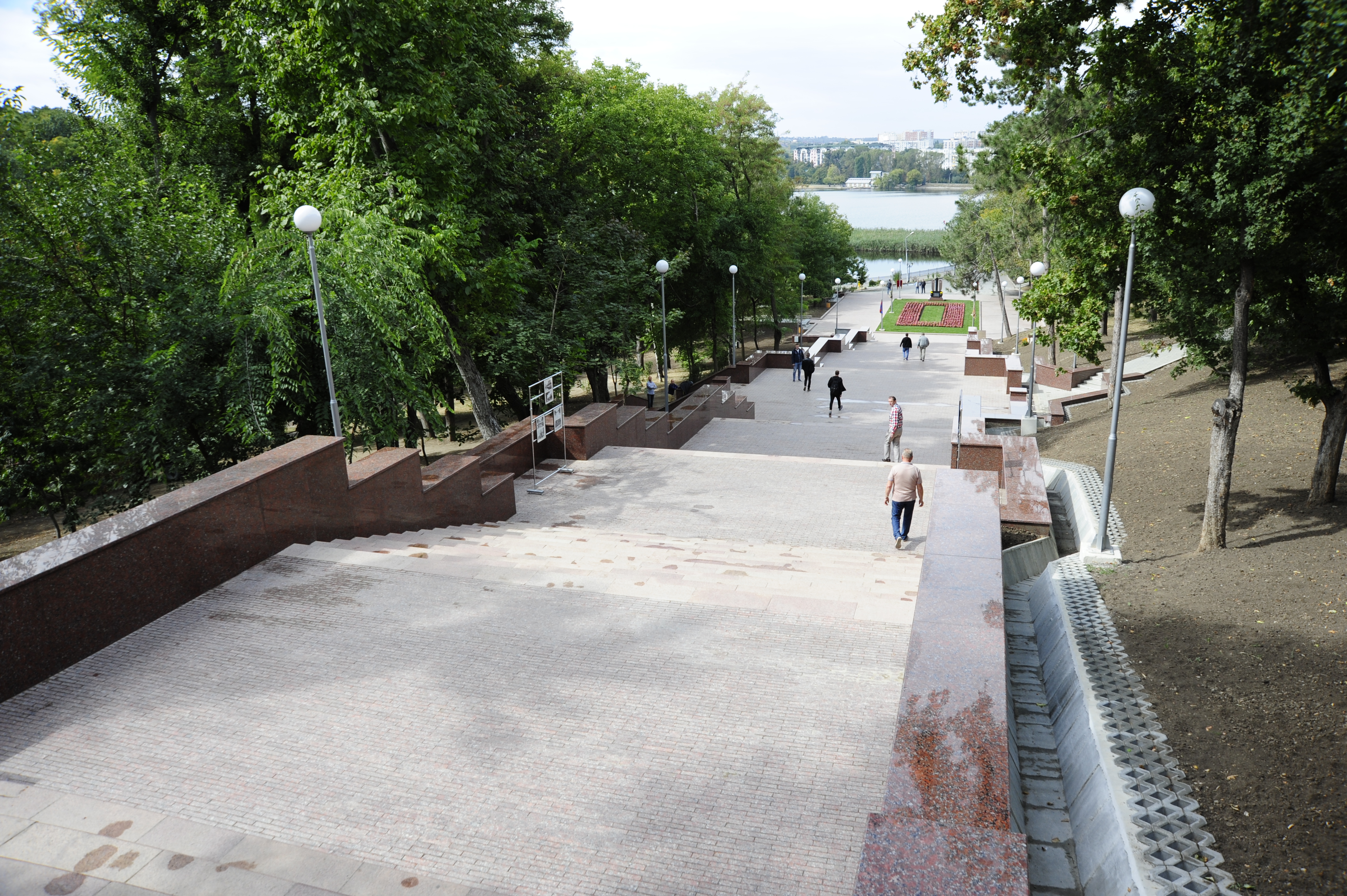 В Кишиневе в парке Валя Морилор прошло открытие гранитной лестницы. Фоторепортаж